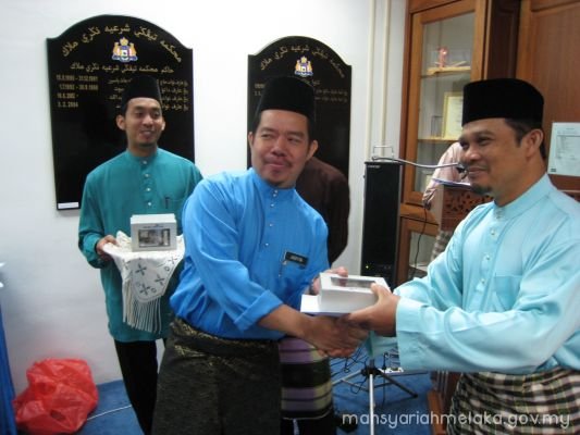 Penyampaian hadiah harijadi kakitangan MSNM