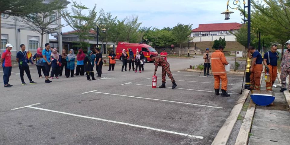 Latihan Kebakaran dan Demonstrasi Memadam Api