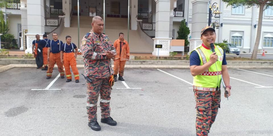 Latihan Kebakaran dan Demonstrasi Memadam Api