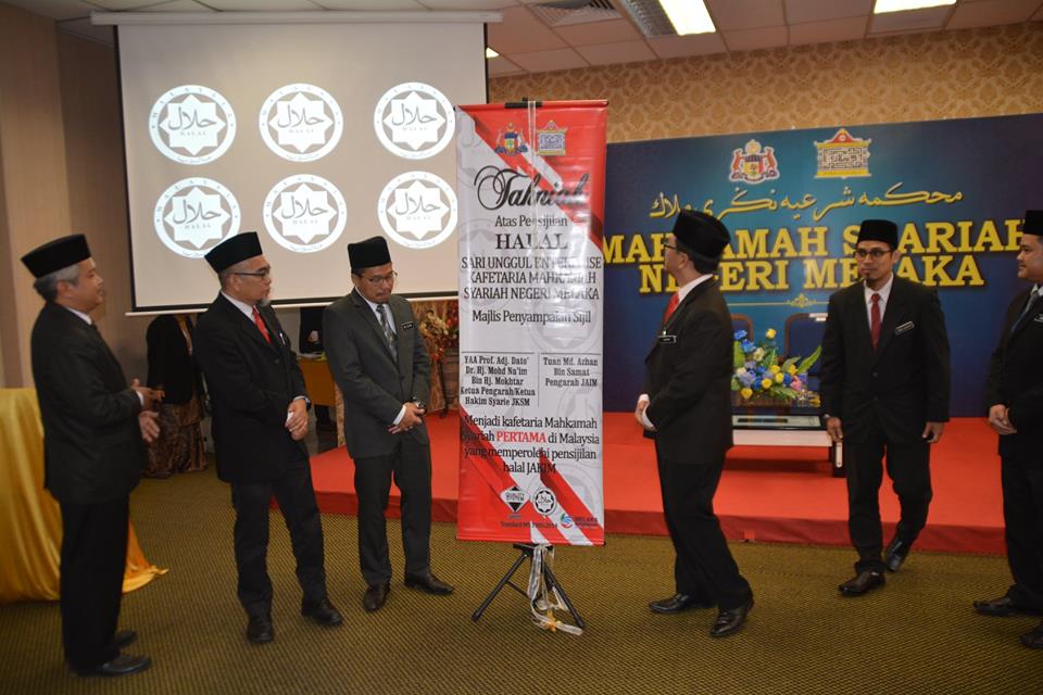Majlis Penyampaian Sijil Halal Kepada Sari Unggul Enterprise Kafetaria MSNM